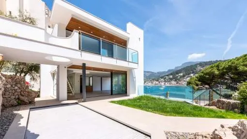 New contemporary house on the seafront in Puerto de Sóller